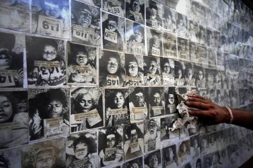 Painel com fotografias de alguns dos milhares de mortos. AP Photo/Prakash Hatvalne