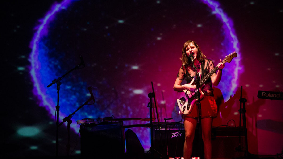 My Magical Glowing Lens por Hannah Carvalho Festival Desérticas