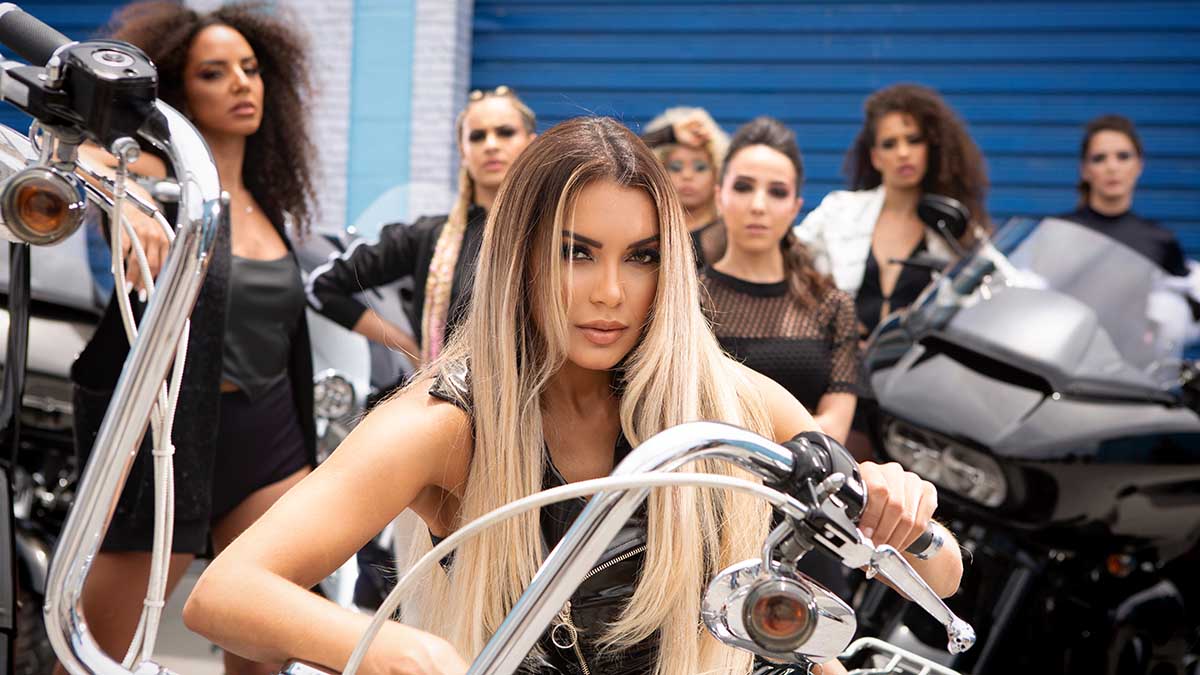 Modo Solteira - Karollina lança clipe onde fala sobre o poder feminino