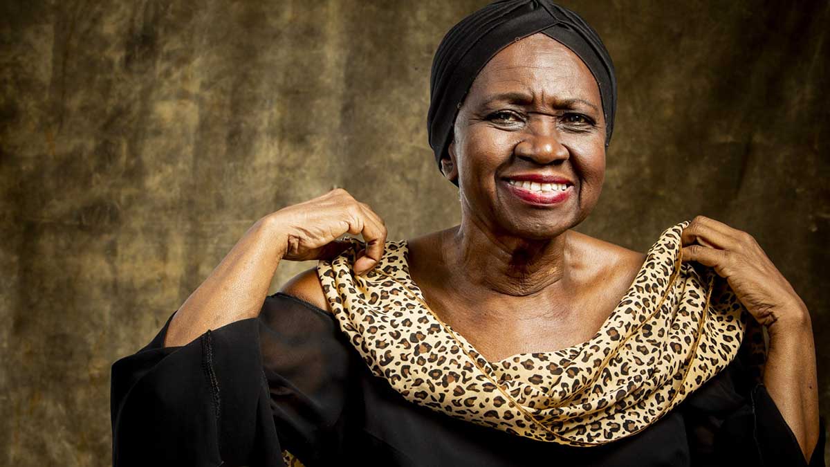 Áurea Martins show Senhora das Folhas Teatro Prudential